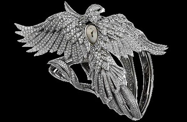 もはや腕時計というより腕にはめる宝石!?